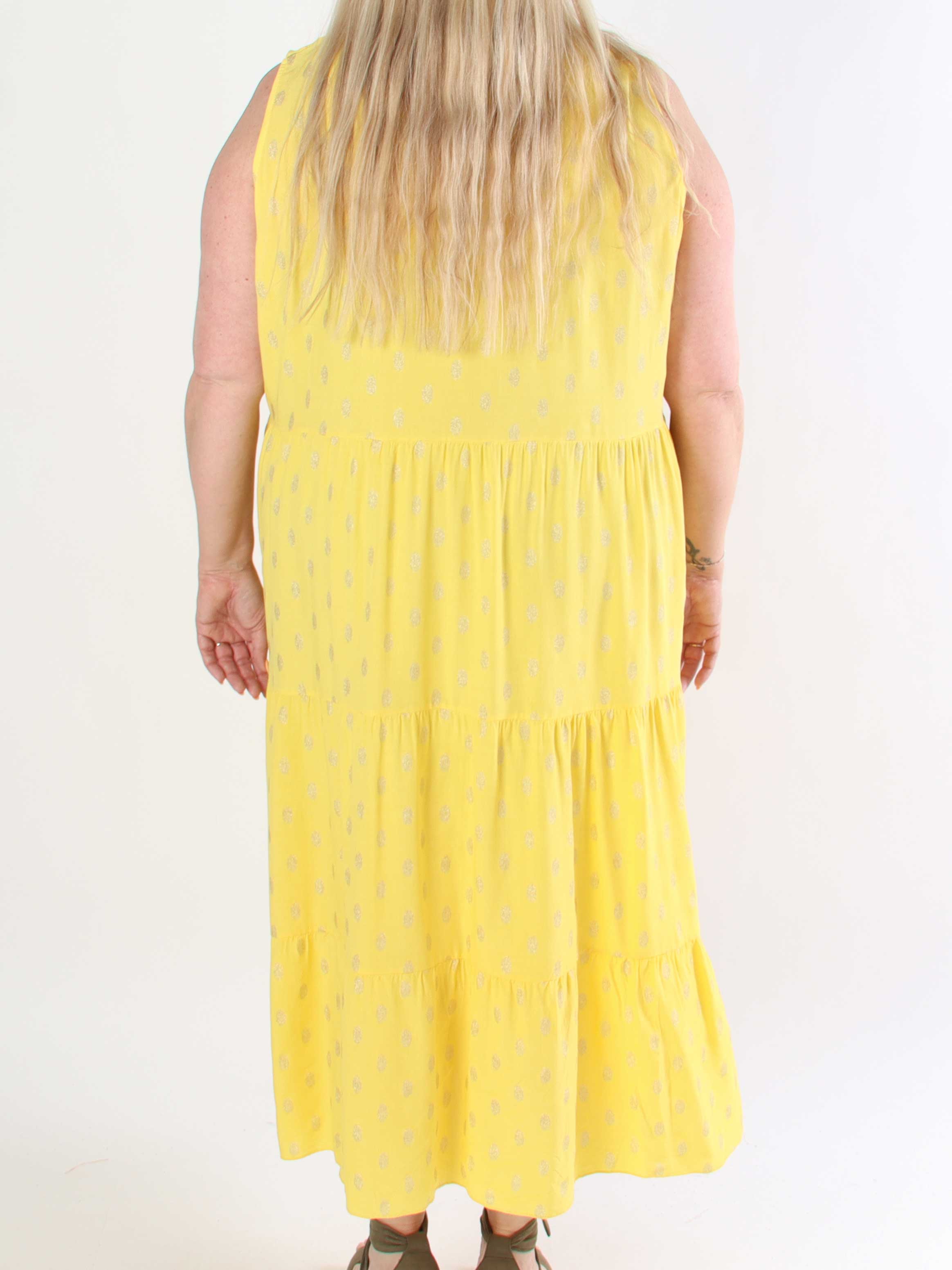 Dotti Gold Sleeveless - Plus size kjole med lag på lag look i viskose